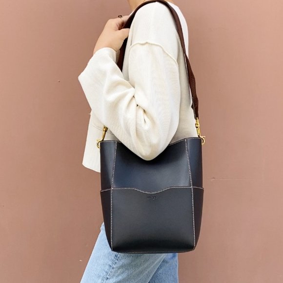 😍 The Jordan Leather Bucket Bag - Black - Picture 4 of 17